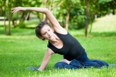 kadın germe egzersiz yapıyor. Yoga