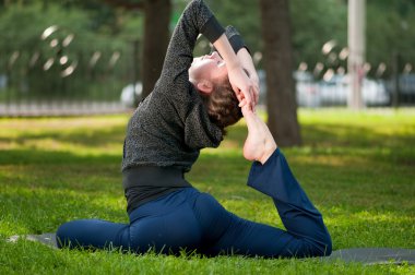 kadın germe egzersiz yapıyor. Yoga