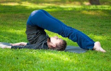 kadın germe egzersiz yapıyor. Yoga