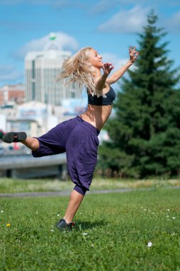 Yeşil kent sokak üzerinde dans kadın