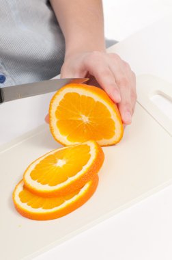 genç ve güzel kadın portakal kesilmiş. izole