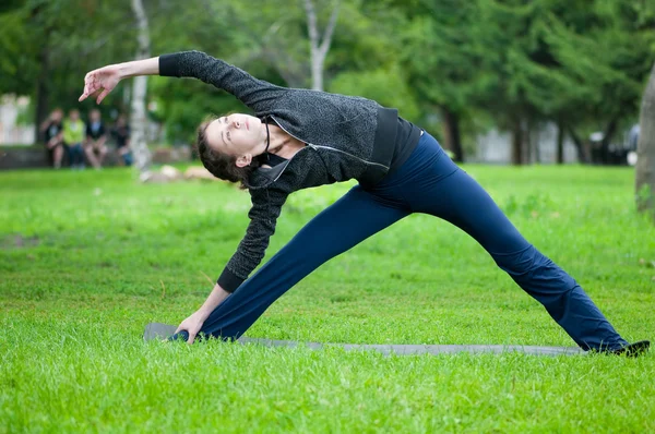 Femme faisant de l'exercice d'étirement. Yoga — Photo