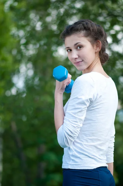 Mulher fazendo exercício com halteres — Fotografia de Stock