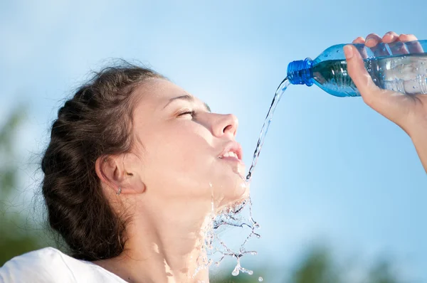 Красива жінка п'є воду. спрагу — стокове фото
