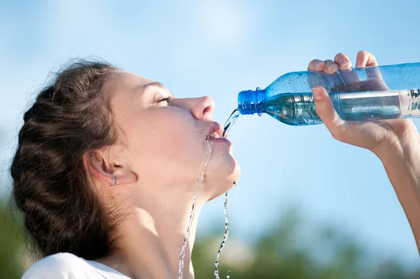 Schöne Frau, die Wasser trinkt. Durst — Stockfoto