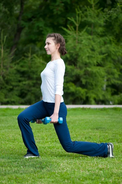 Mulher fazendo exercício com halteres — Fotografia de Stock