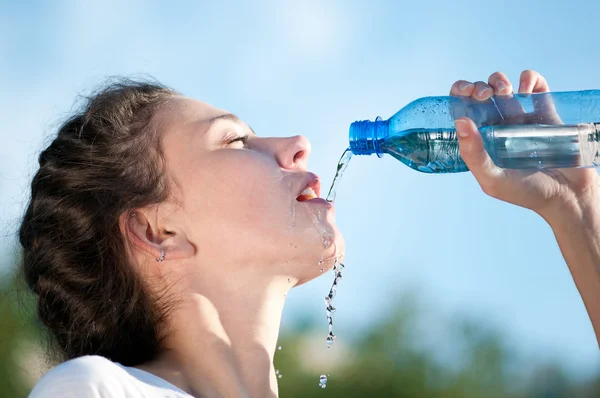 Όμορφη γυναίκα πόσιμο νερό. δίψα — Φωτογραφία Αρχείου