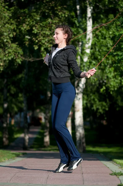 跳跳绳在公园的女人 — 图库照片