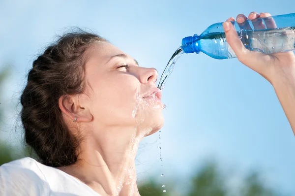 Krásná žena pitnou vodu. žízeň — Stock fotografie