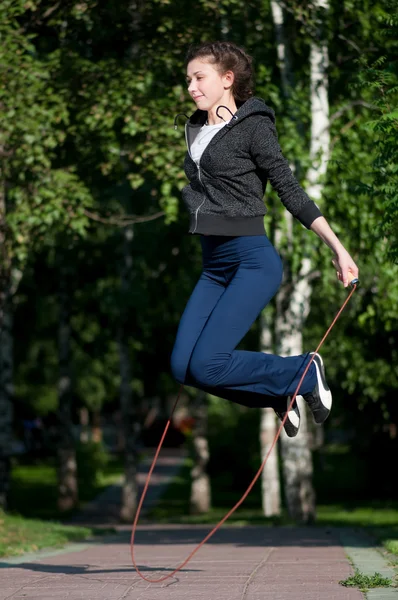 跳跳绳在公园的女人 — 图库照片