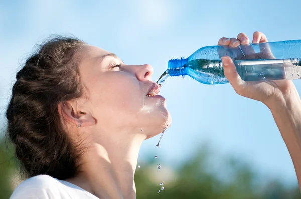 Bella donna che beve acqua. Sete — Foto Stock