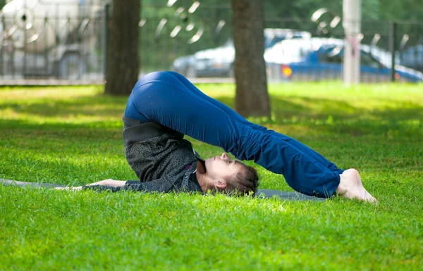 Femme faisant de l'exercice d'étirement. Yoga — Photo