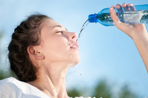 Mulher bonita a beber água. Sede — Fotografia de Stock