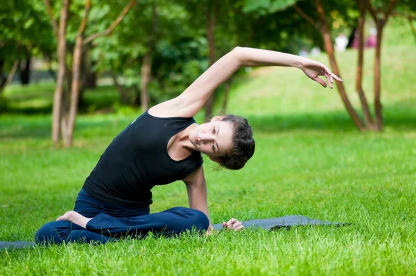 Kadın germe egzersiz yapıyor. Yoga — Stok fotoğraf