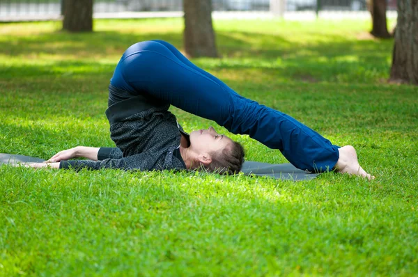 Kadın germe egzersiz yapıyor. Yoga — Stok fotoğraf