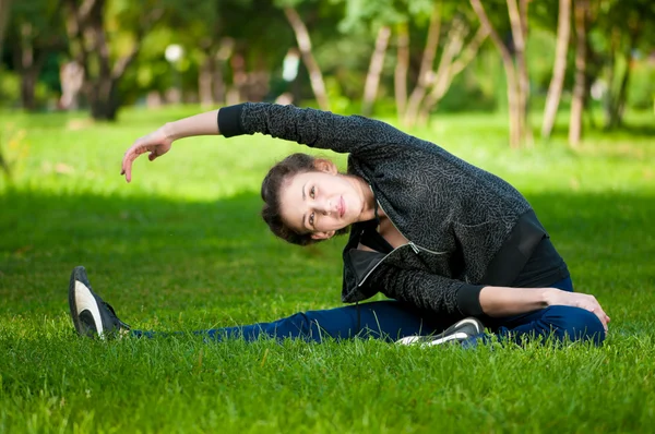女人做伸展运动。瑜伽 — 图库照片