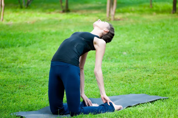 Mulher a fazer exercício de alongamento. Yoga — Fotografia de Stock