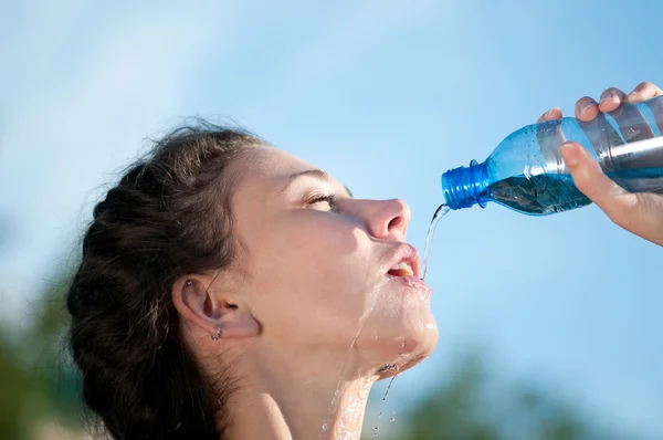 Mulher bonita a beber água. Sede — Fotografia de Stock