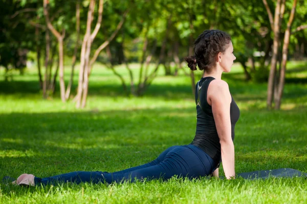 Kvinna göra stretching motion. Yoga — Stockfoto