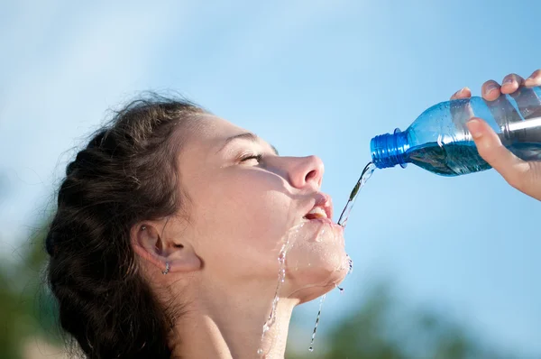Bella donna che beve acqua. Sete — Foto Stock
