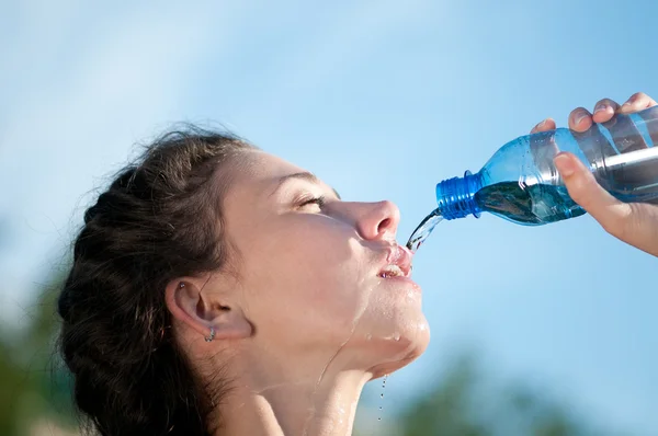 Mulher bonita a beber água. Sede — Fotografia de Stock