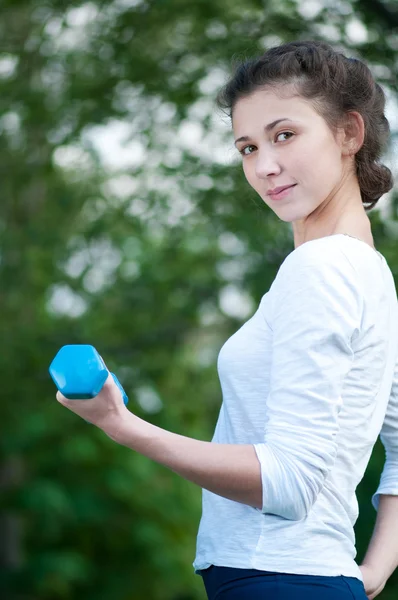 Žena, která dělá cvičení s činka — Stock fotografie