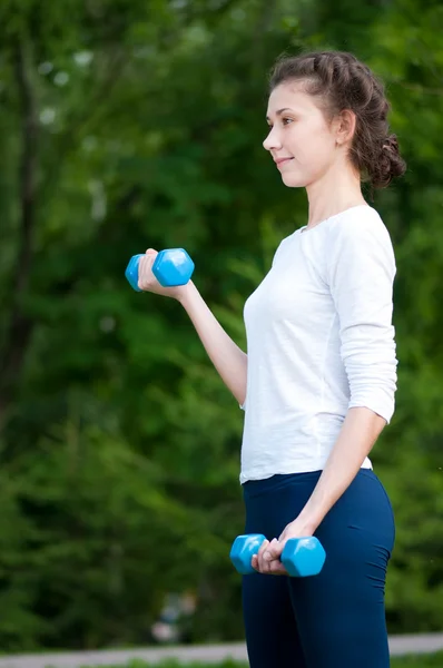 Žena, která dělá cvičení s činka — Stock fotografie