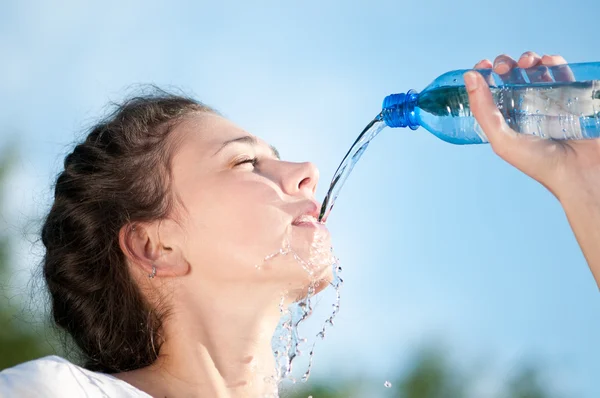 美しい女性は、水を飲む。喉の渇き — ストック写真