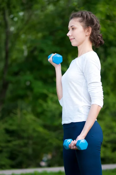 Mulher fazendo exercício com halteres — Fotografia de Stock