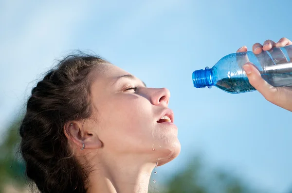 Beautiful woman drinking water. Thirst — Stock Photo, Image