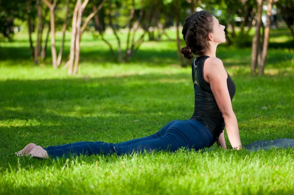 Kvinna göra stretching motion. Yoga — Stockfoto