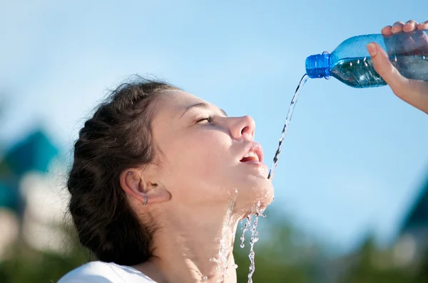 Vacker kvinna dricksvatten. törst — Stockfoto