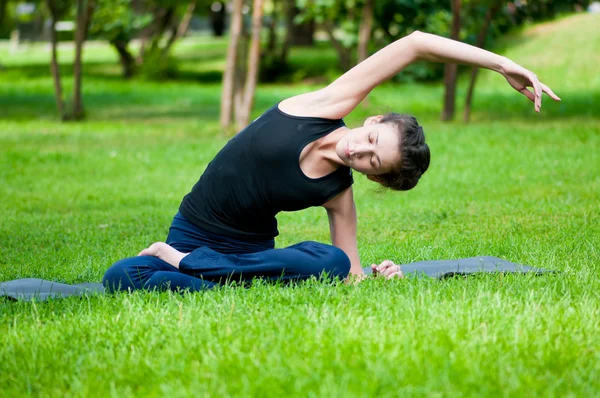 Frau macht Dehnübungen. Yoga — Stockfoto