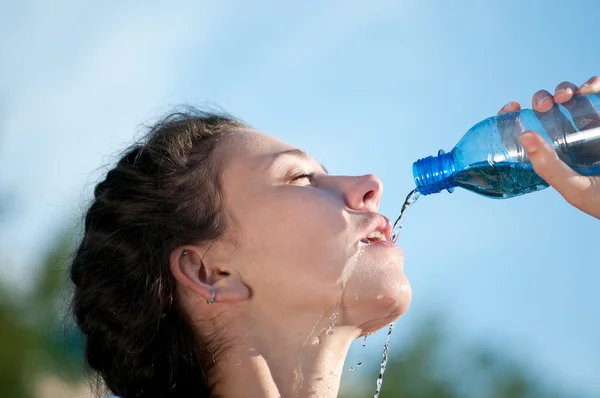 Hermosa mujer bebiendo agua. Sed. — Foto de Stock