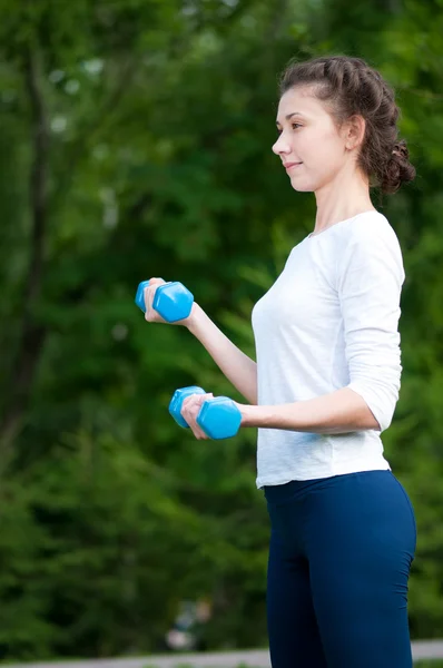 Kadın dumbbell ile egzersiz yaparak — Stok fotoğraf