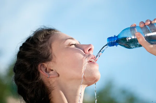 Schöne Frau, die Wasser trinkt. Durst — Stockfoto