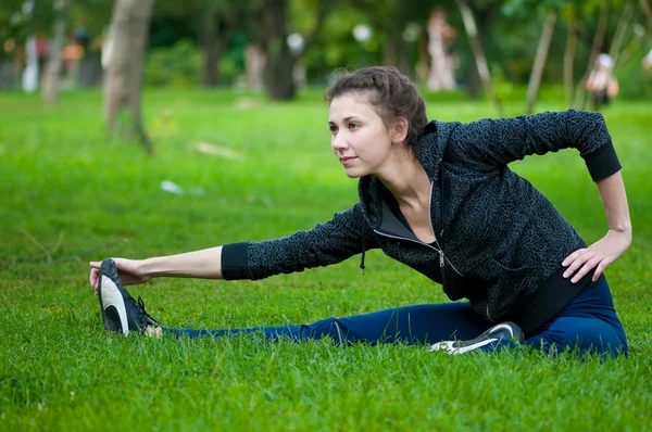 Γυναίκα που κάνει άσκηση stretching. γιόγκα — Φωτογραφία Αρχείου