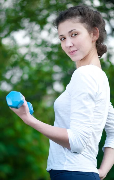 Kadın dumbbell ile egzersiz yaparak — Stok fotoğraf