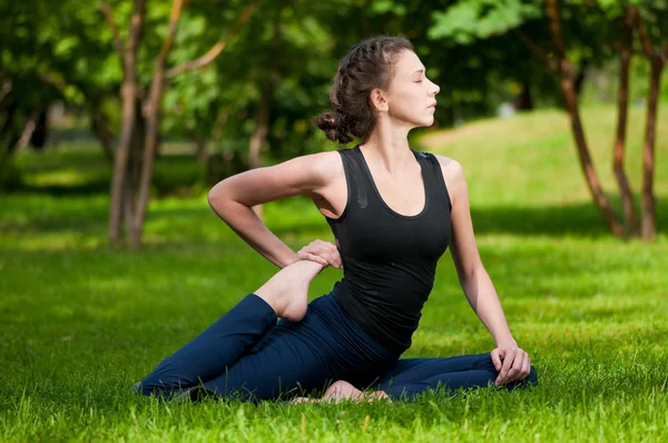 Kvinde laver strækøvelser. Yoga - Stock-foto