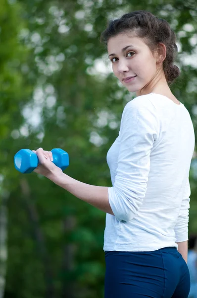 Γυναίκα που κάνει άσκηση με αλτήρα — Φωτογραφία Αρχείου