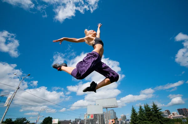 Mulher dançando sobre a rua verde da cidade — Fotografia de Stock
