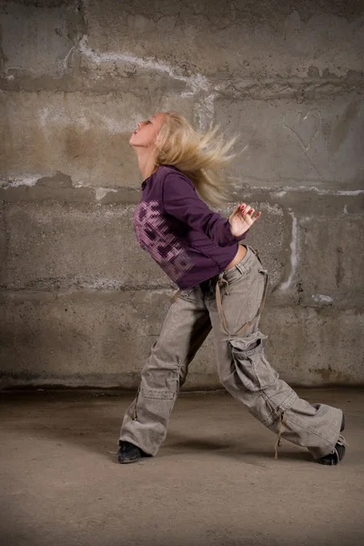 Gri tuğla duvarın üzerinden dans güzel hip hop kız — Stok fotoğraf