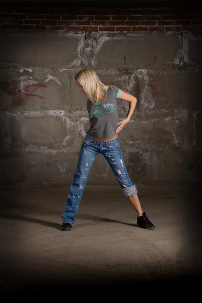 Schönes Hip-Hop-Mädchen tanzt über graue Ziegelwand — Stockfoto