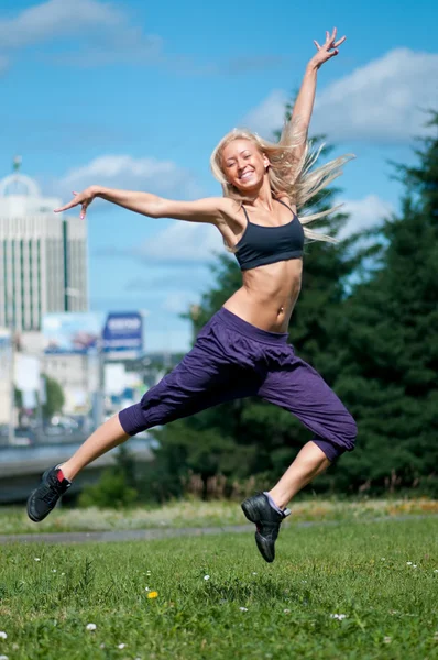 Vrouw over groene stad straat dansen — Stockfoto
