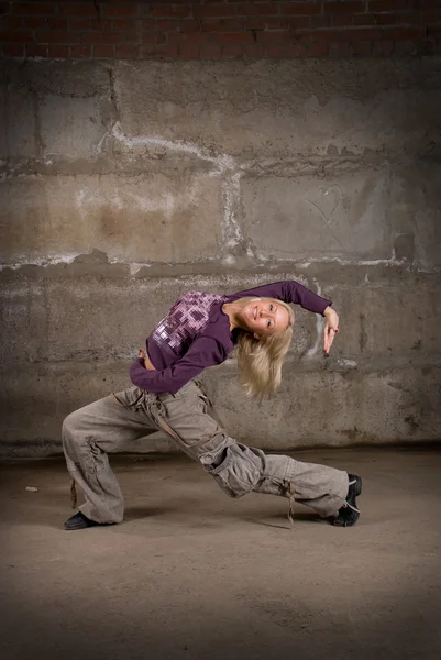 아름 다운 힙합 소녀 회색 벽돌 벽을 통해 춤 — 스톡 사진