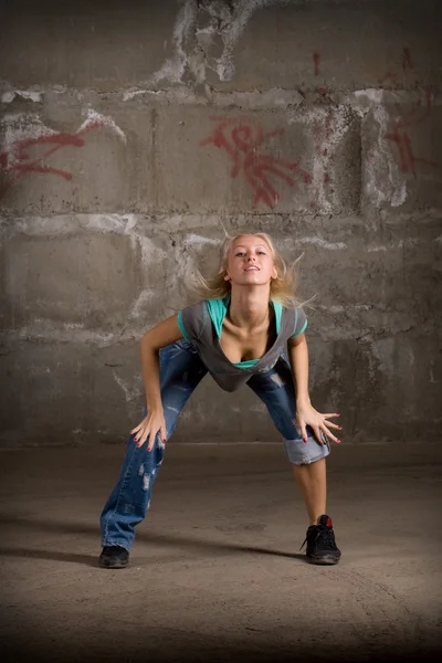 Krásné hip hop dívka tančí nad šedou cihlová zeď — Stock fotografie
