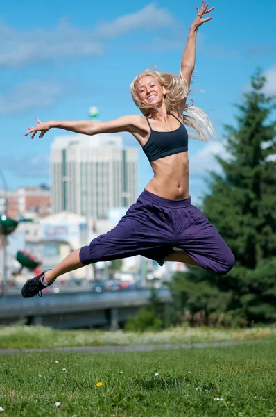 Yeşil kent sokak üzerinde dans kadın — Stok fotoğraf