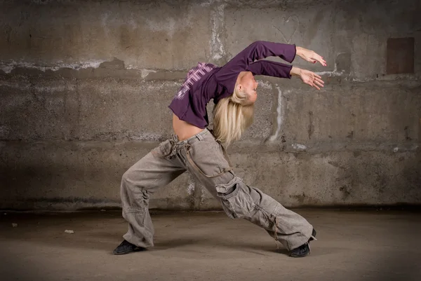 Vackra hip hop flicka dansa över grå tegelvägg — Stockfoto