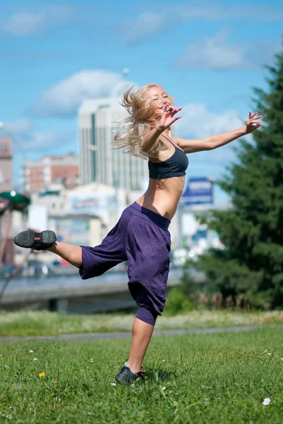 Vrouw over groene stad straat dansen — Stockfoto