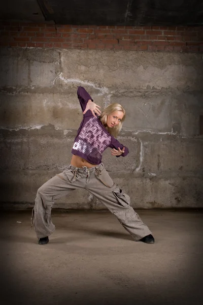 Hermosa chica de hip hop bailando sobre la pared de ladrillo gris — Foto de Stock